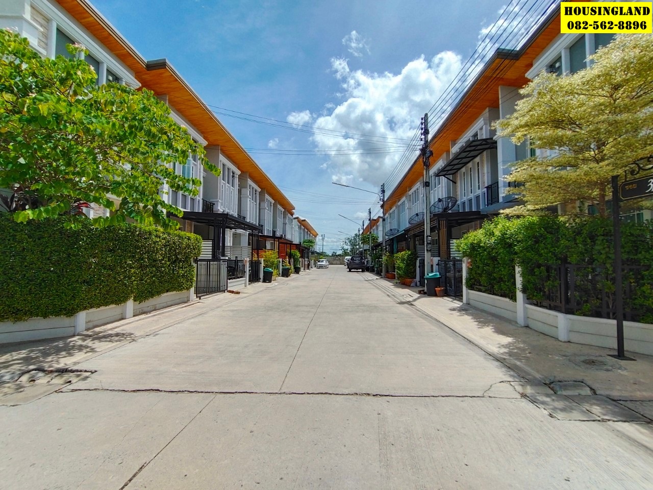 ขายด่วนบ้าน 2 ชั้น หมู่บ้านโกลเด้น ทาวน์  (หลังริม)  ตำบลบ้านกรด อำเภอบางปะอิน จังหวัดพระนครศรีอยุธยา  
